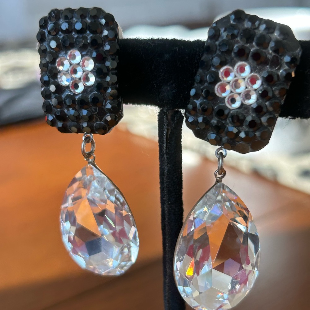 VINTAGE XL CLEAR  TEAR DROP  CRYSTAL SWAROFSKI /BLACK CRYSTAL FLOWER-